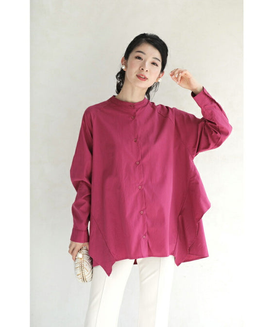 後ろ姿から流れるフリルのカラーシャツトップス