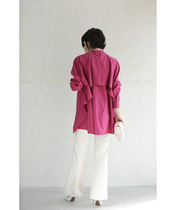 後ろ姿から流れるフリルのカラーシャツトップス