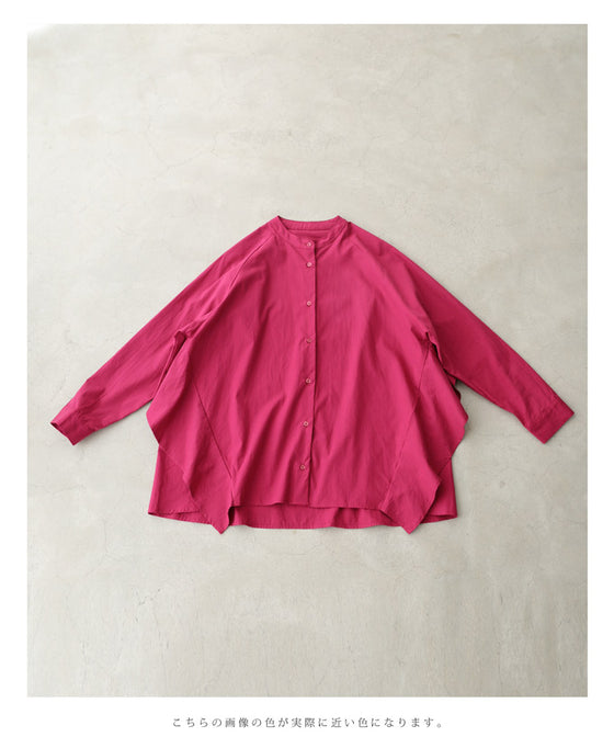 後ろ姿から流れるフリルのカラーシャツトップス