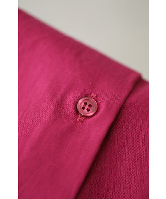 後ろ姿から流れるフリルのカラーシャツトップス