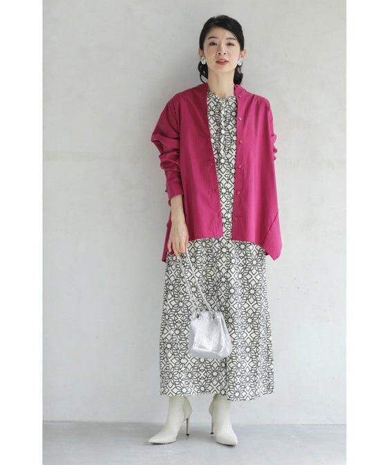 後ろ姿から流れるフリルのカラーシャツトップス