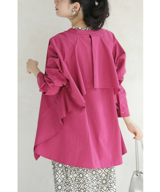 後ろ姿から流れるフリルのカラーシャツトップス