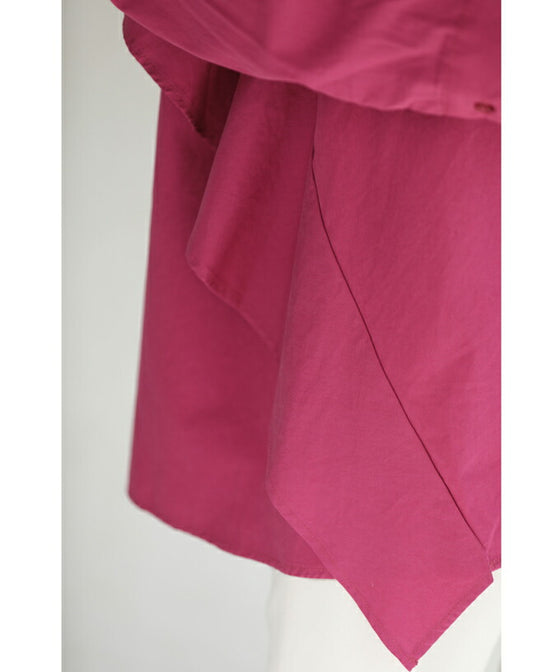 後ろ姿から流れるフリルのカラーシャツトップス