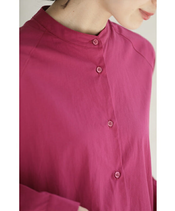 後ろ姿から流れるフリルのカラーシャツトップス