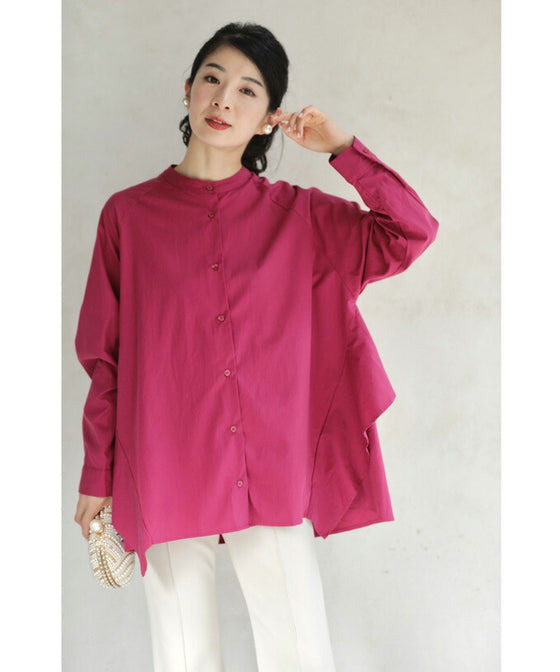 後ろ姿から流れるフリルのカラーシャツトップス