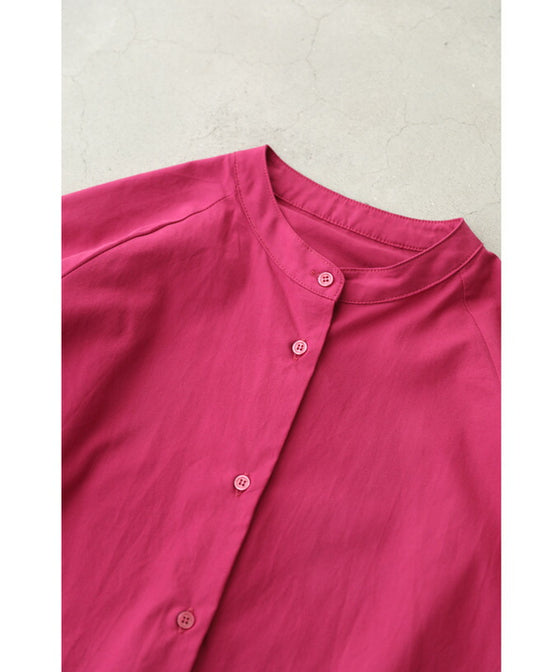 後ろ姿から流れるフリルのカラーシャツトップス