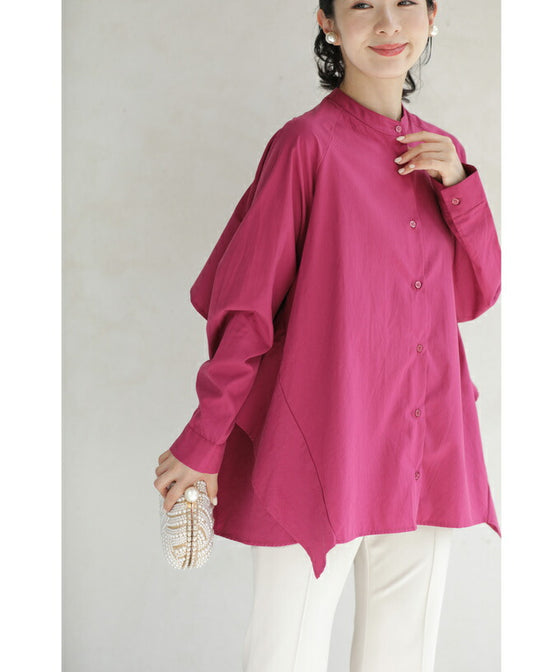 後ろ姿から流れるフリルのカラーシャツトップス