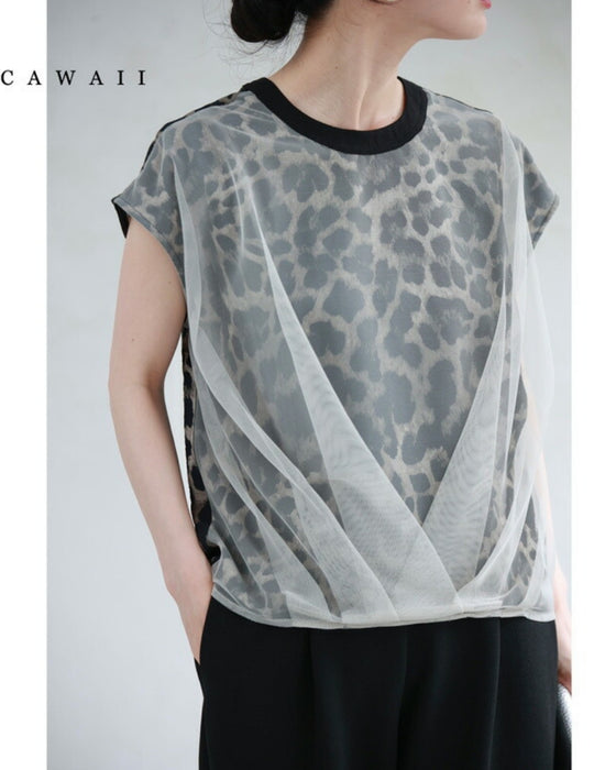 タックベールを重ねたヒョウ柄カットソートップス