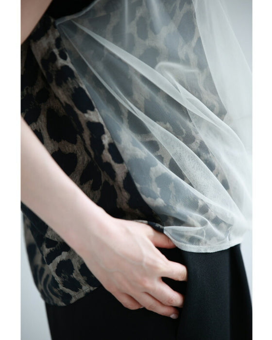 タックベールを重ねたヒョウ柄カットソートップス