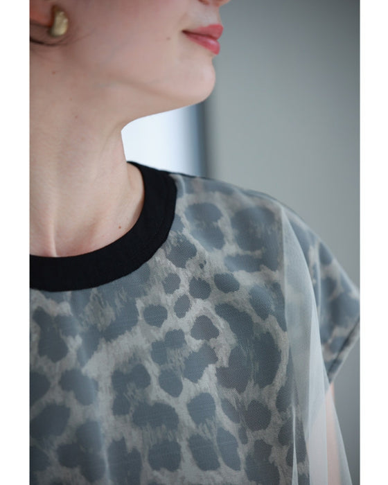 タックベールを重ねたヒョウ柄カットソートップス