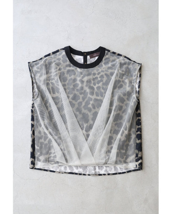タックベールを重ねたヒョウ柄カットソートップス