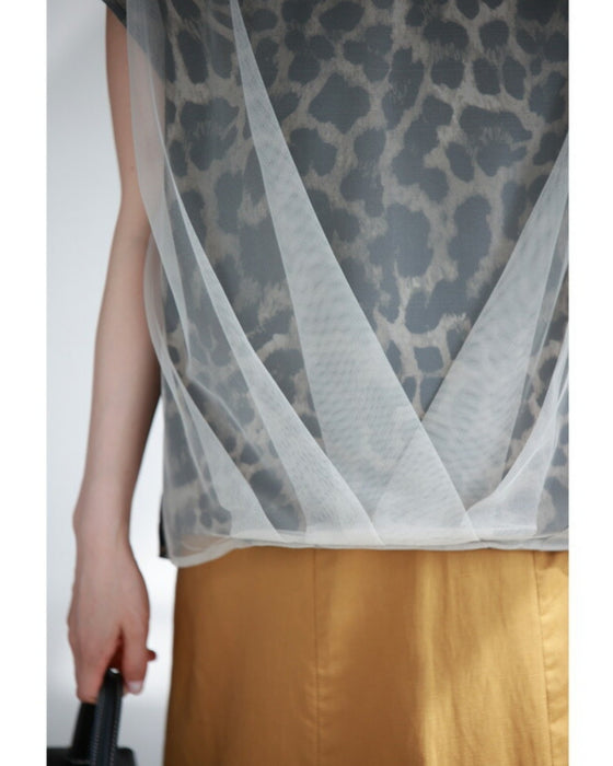 タックベールを重ねたヒョウ柄カットソートップス