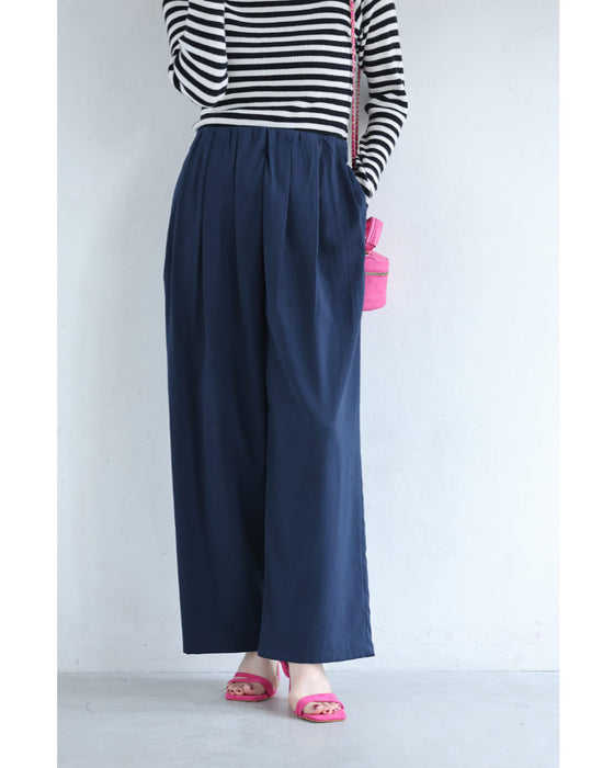 ウエストから流れるタックのさらり軽やかなワイドパンツ
