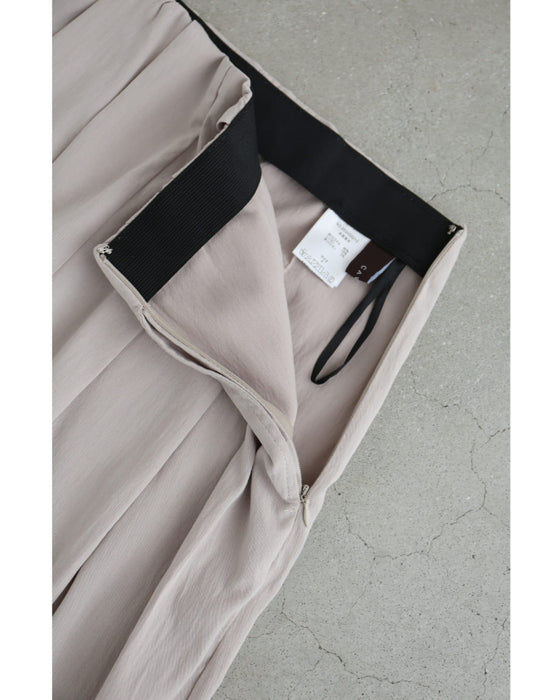 ウエストから流れるタックのさらり軽やかなワイドパンツ