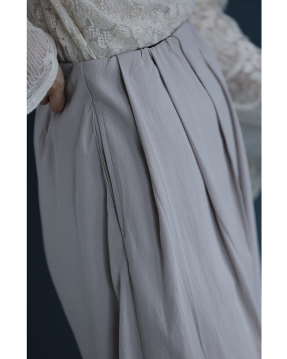 ウエストから流れるタックのさらり軽やかなワイドパンツ