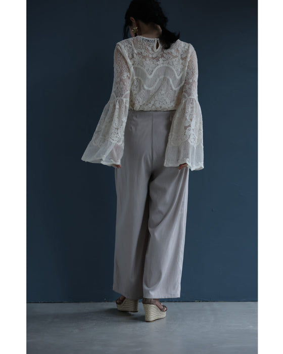 ウエストから流れるタックのさらり軽やかなワイドパンツ