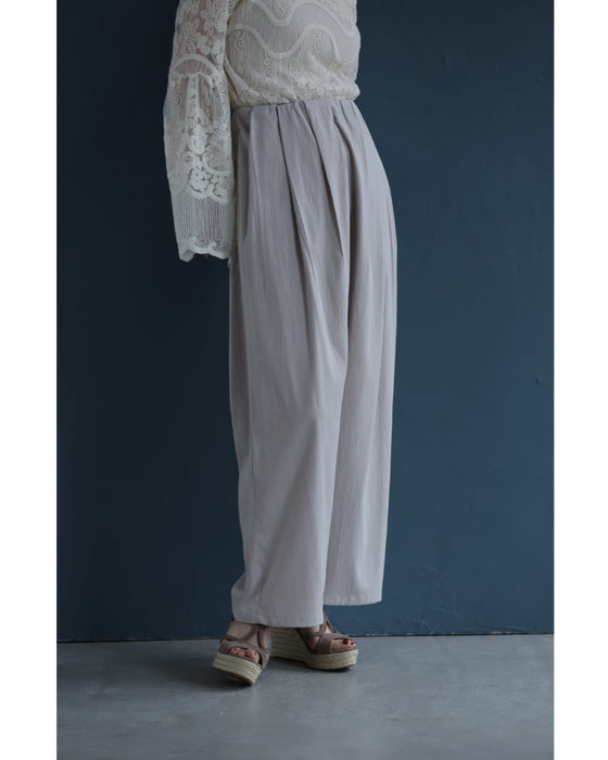 ウエストから流れるタックのさらり軽やかなワイドパンツ