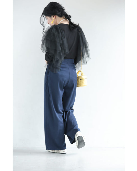 ウエストから流れるタックのさらり軽やかなワイドパンツ