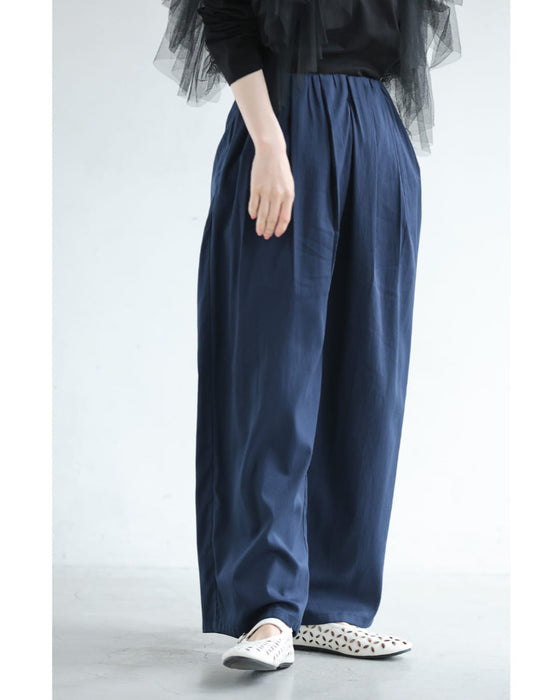 ウエストから流れるタックのさらり軽やかなワイドパンツ
