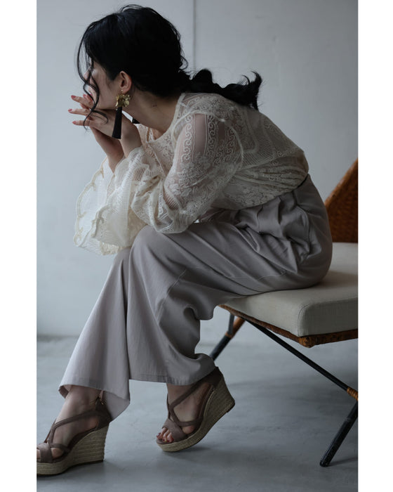 ウエストから流れるタックのさらり軽やかなワイドパンツ