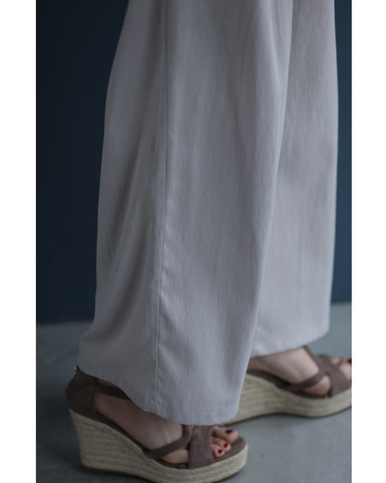 ウエストから流れるタックのさらり軽やかなワイドパンツ