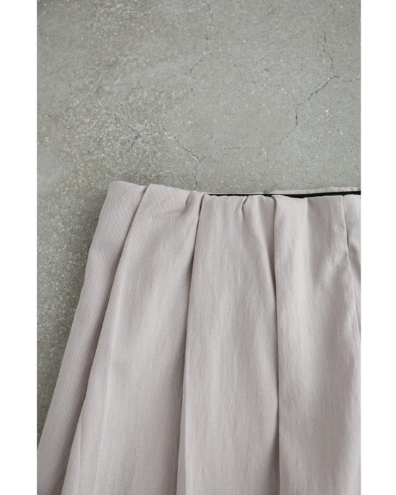 ウエストから流れるタックのさらり軽やかなワイドパンツ
