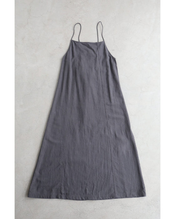 長さ調整可能。スッキリシルエットのキャミソールロングワンピース