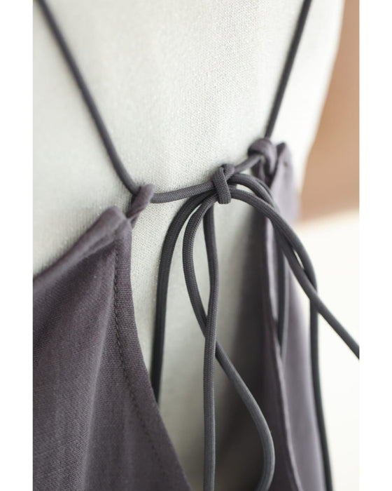 長さ調整可能。スッキリシルエットのキャミソールロングワンピース