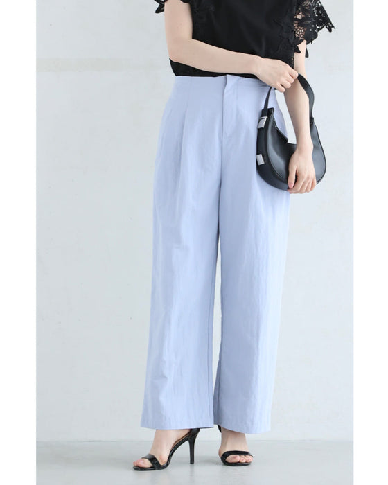 ふんわりペールブルーのタックワイドパンツ