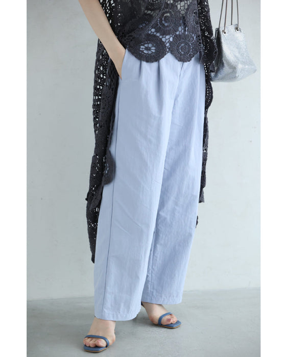 ふんわりペールブルーのタックワイドパンツ