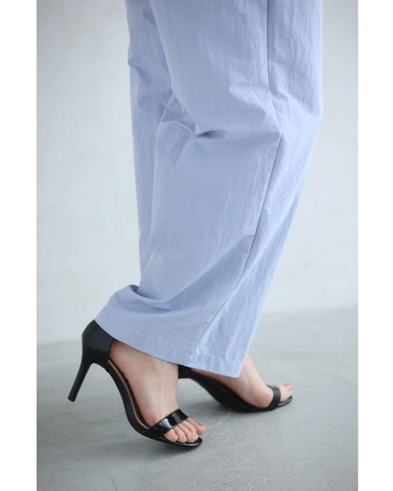 ふんわりペールブルーのタックワイドパンツ