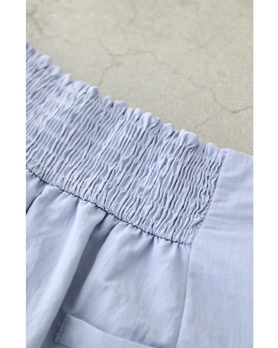 ふんわりペールブルーのタックワイドパンツ