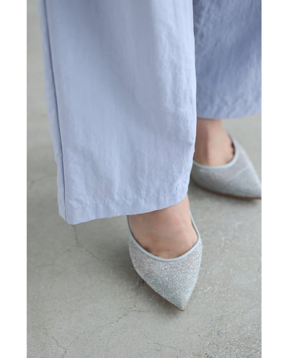 ふんわりペールブルーのタックワイドパンツ