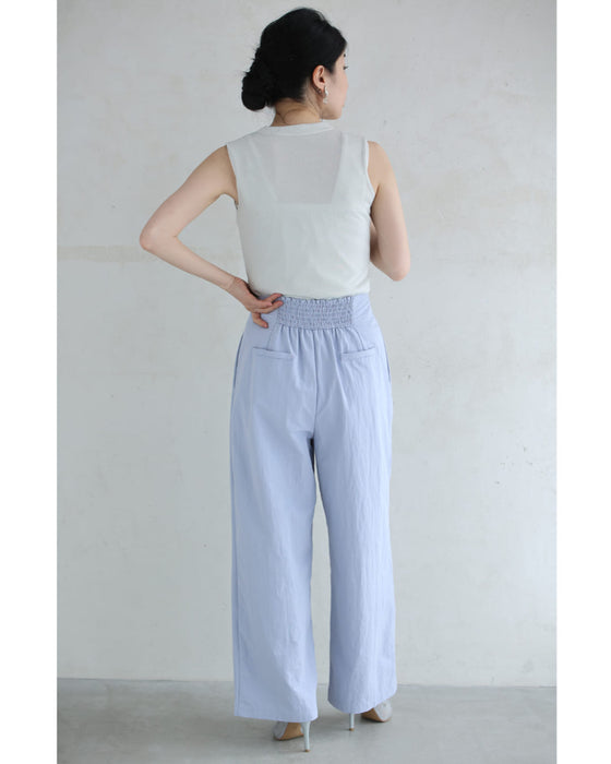 ふんわりペールブルーのタックワイドパンツ