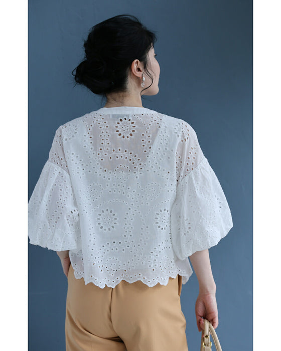 ぽわんとバルーン袖のパンチングレースブラウストップス