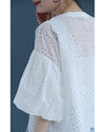 ぽわんとバルーン袖のパンチングレースブラウストップス