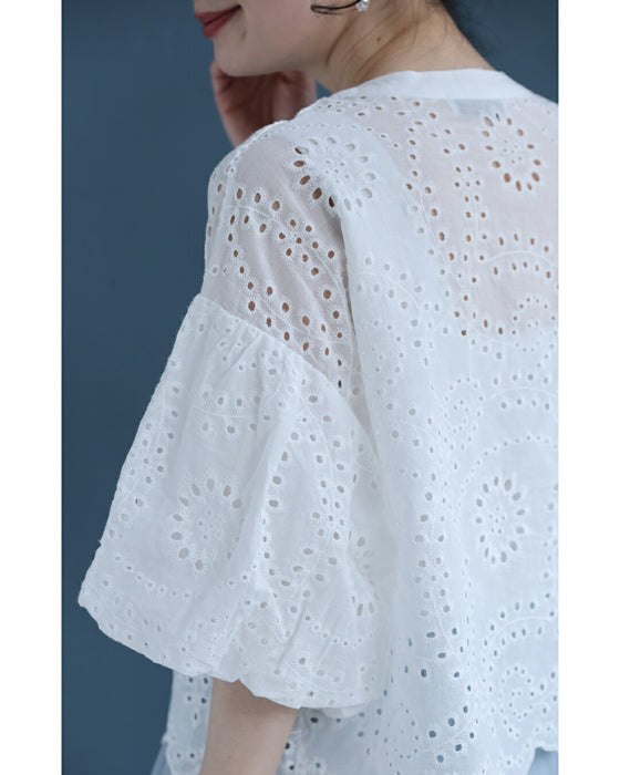 ぽわんとバルーン袖のパンチングレースブラウストップス
