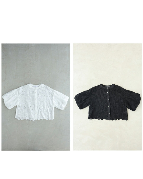 ぽわんとバルーン袖のパンチングレースブラウストップス