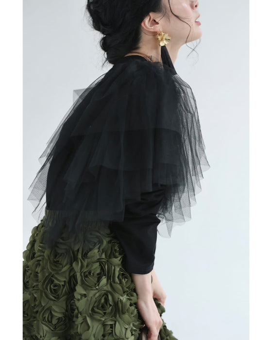 肩から広がるボリュームチュールのカットソートップス