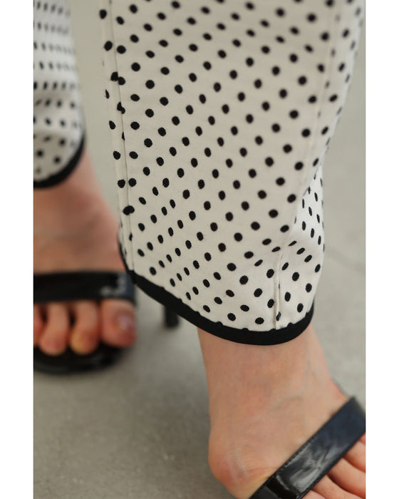 パイピング裾のドット柄テーパードパンツ