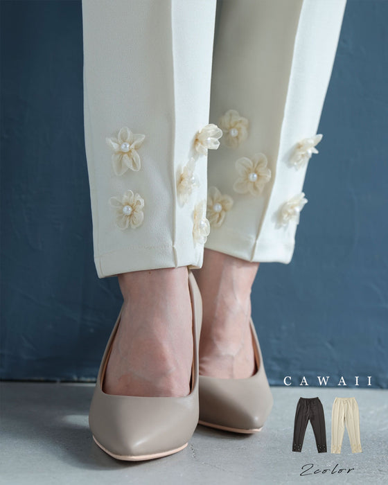 チュールの花が裾に咲くウエストゴムテーパードパンツ