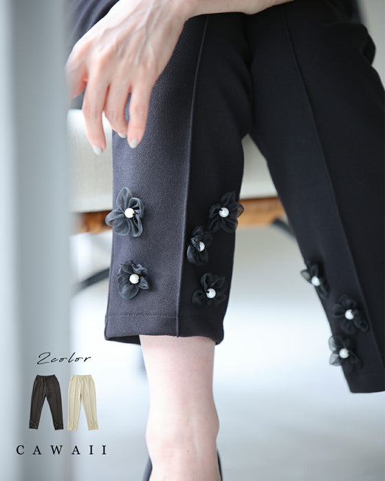 チュールの花が裾に咲くウエストゴムテーパードパンツ