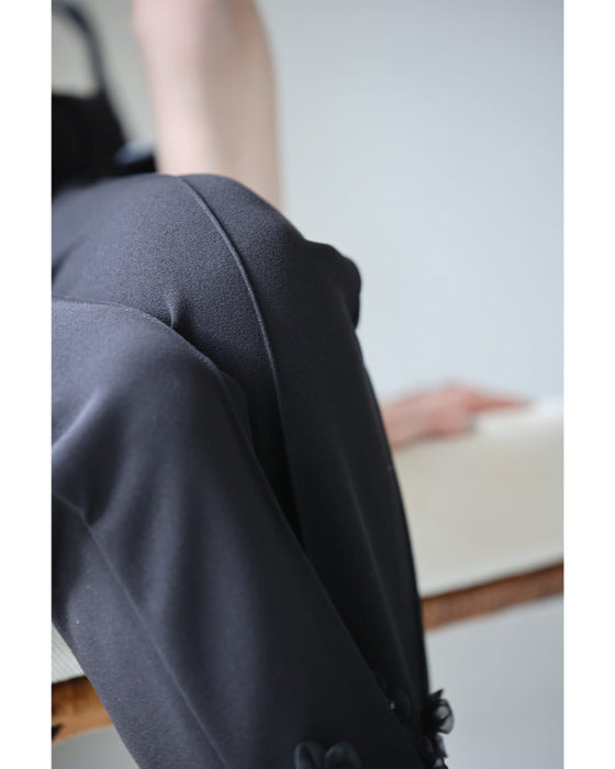 チュールの花が裾に咲くウエストゴムテーパードパンツ