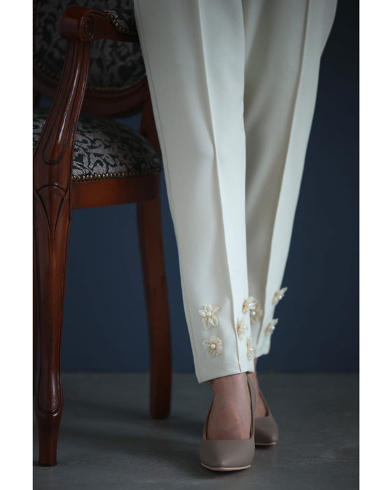 チュールの花が裾に咲くウエストゴムテーパードパンツ