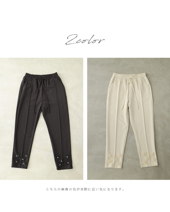 チュールの花が裾に咲くウエストゴムテーパードパンツ