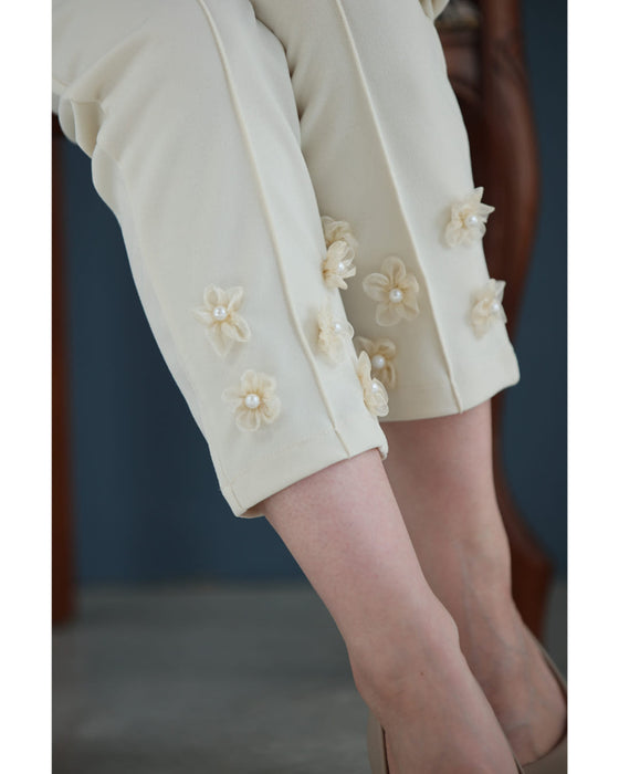 チュールの花が裾に咲くウエストゴムテーパードパンツ