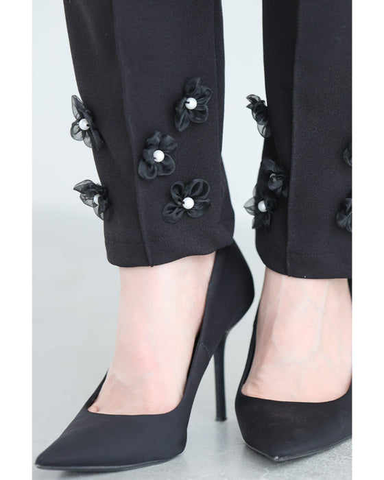 チュールの花が裾に咲くウエストゴムテーパードパンツ