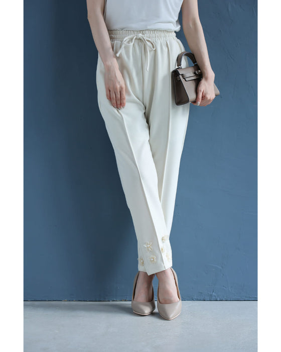 チュールの花が裾に咲くウエストゴムテーパードパンツ