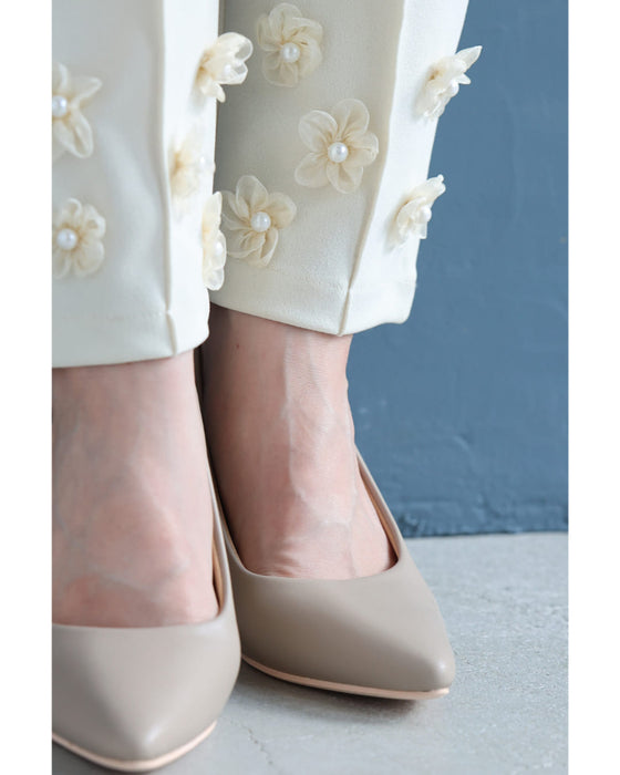 チュールの花が裾に咲くウエストゴムテーパードパンツ