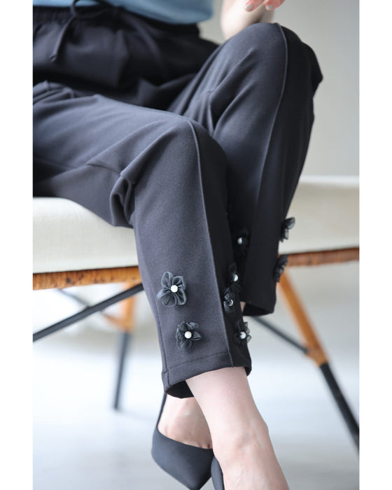 チュールの花が裾に咲くウエストゴムテーパードパンツ